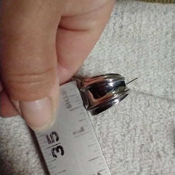 Wide silvertone hoop earrings - Picture 6 of 6